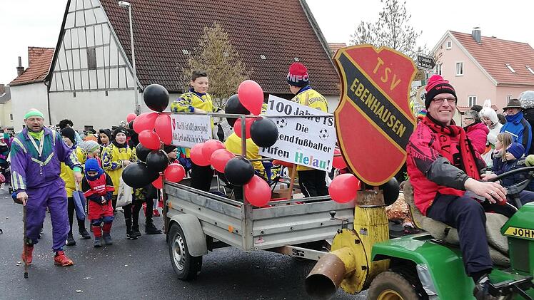 Turbulentes Faschingstreiben im Altort Ebenhausen. Foto: Sigismund von Dobschütz