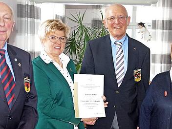 Bürgermeisterin Gabriele Weber (Zweite von links) wurde von Landesvizepräsident Richard Bär mit der Ehrennadel des DLRG-Landesverbands in Gold ausgezeichnet. Mit im Bild ist Stützpunktleiter Franz Tautz (links) sowie Marliese Bär (rechts).  Foto: Heike Schülein