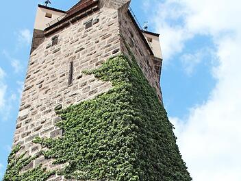 Klaus-Peter Gäbelein (76) steht vor dem Fehnturm in Herzogenaurach. Wann er den Turm das nächste mal hochsteigen wird, weiß er nicht. Foto: Andreas Scheuerer