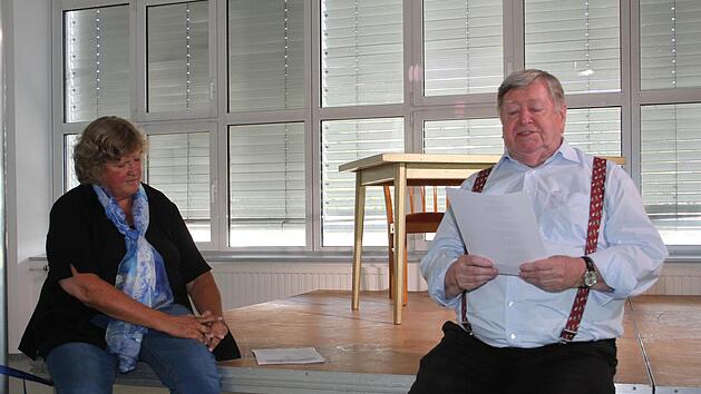 Klaus K&ouml;stner pr&auml;sentierte einen Text mit &uuml;berraschendem Ende. Mit im Bild die Vorsitzende des Literaturvereins, Karin Minet. Foto: Sonny Adam