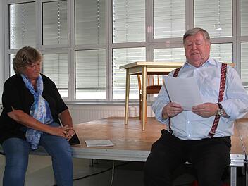 Klaus Köstner präsentierte einen Text mit überraschendem Ende. Mit im Bild die Vorsitzende des Literaturvereins, Karin Minet. Foto: Sonny Adam