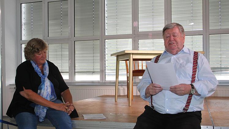 Klaus Köstner präsentierte einen Text mit überraschendem Ende. Mit im Bild die Vorsitzende des Literaturvereins, Karin Minet. Foto: Sonny Adam