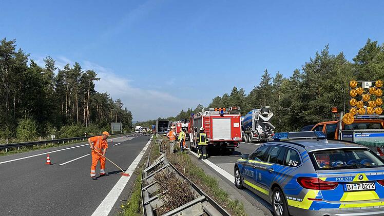Lastwagen walzt 160 Meter Leitplanke nieder