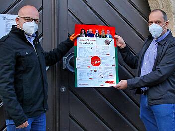 Andreas Schmidt, Leiter der Offenen Behindertenarbeit des Dominikus-Ringeisenwerks (rechts) überreichte Bürgermeister Michael Kastl (links) einen Bogen mit den Ergebnissen der Kartenaktion. Einige behinderte Menschen hatten auf den Karten Schwachstellen in der Stadt aufgezeigt. Foto: Dieter Britz