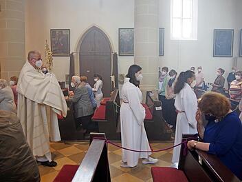 In der Stadtpfarrkirche f&uuml;hrte eine kleine Prozession zum Marienaltar.