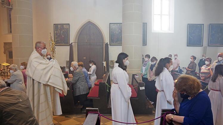In der Stadtpfarrkirche f&uuml;hrte eine kleine Prozession zum Marienaltar.