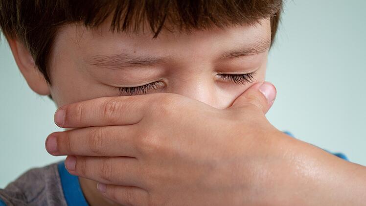 Bad Neustadt: 11-J&auml;hriger an Bushaltestelle geschlagen - Polizei bittet um Hinweise