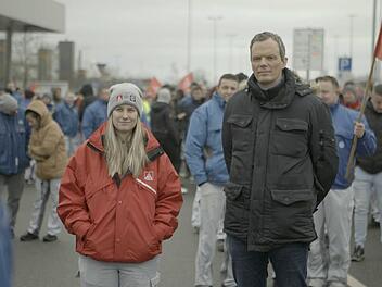 ZDF-Wirtschaftsexperte Florian Neuhann (vorne rechts) trifft Beschäftigte der Autowerke, die sich auf Arbeitskämpfe vorbereiten.