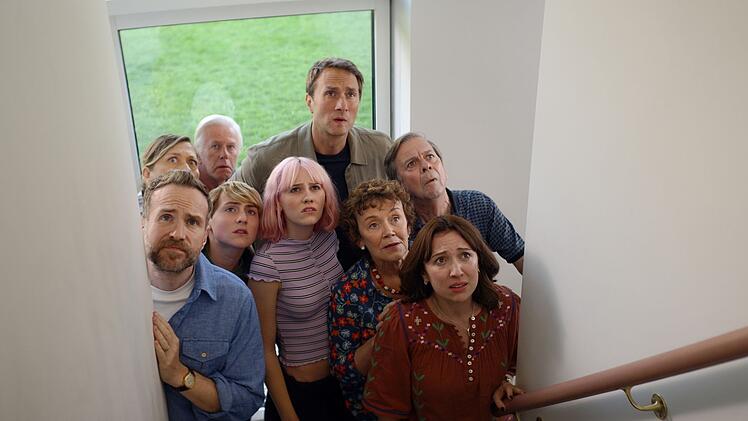 Auch in der f&uuml;nften Staffel "Trying" geht es chaotisch zu. Von links: Jason (Rafe Spall), Tyler (Cooper Turner), Princess (Scarlett Rayner), Nikkis Mutter Jilly (Marian McLoughlin) und Nikki (Esther Smith).