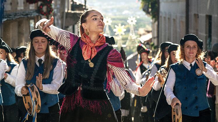 Andrea (Judith Fern&aacute;ndez) f&uuml;hrt die Rondalla f&uuml;r ihre Heimatstadt an.