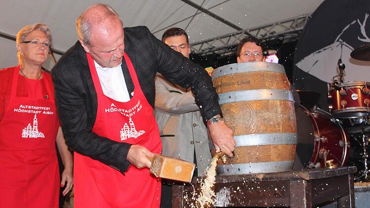 Bürgermeister Brehm bei seinem 17. Bieranstich. Foto: Michael Schulbert
