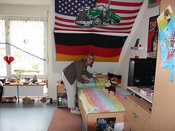 Seit zehn Jahren hat die Lebenshilfe Bad Kissingen in Nüdlingen ein Wohnheim. Die Behinderten können sich ihre Zimmer nach Geschmack einrichten. Leiterin ist Barbara Karkoszka.  Foto: Edgar Bartl