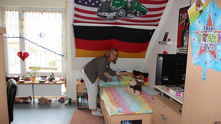 Seit zehn Jahren hat die Lebenshilfe Bad Kissingen in Nüdlingen ein Wohnheim. Die Behinderten können sich ihre Zimmer nach Geschmack einrichten. Leiterin ist Barbara Karkoszka.  Foto: Edgar Bartl