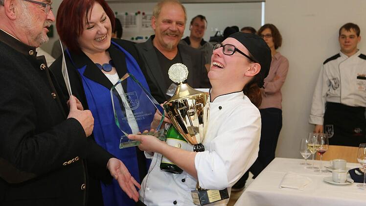 Siegerin des zweiten Lehrjahrs Tina Murk mit Bürgermeister Werner Hipelius, Berufsschulleiterin Ruth Bankmann und Köcheverein-Chef Robert Müller (v.l.).  Foto: Barbara Herbst