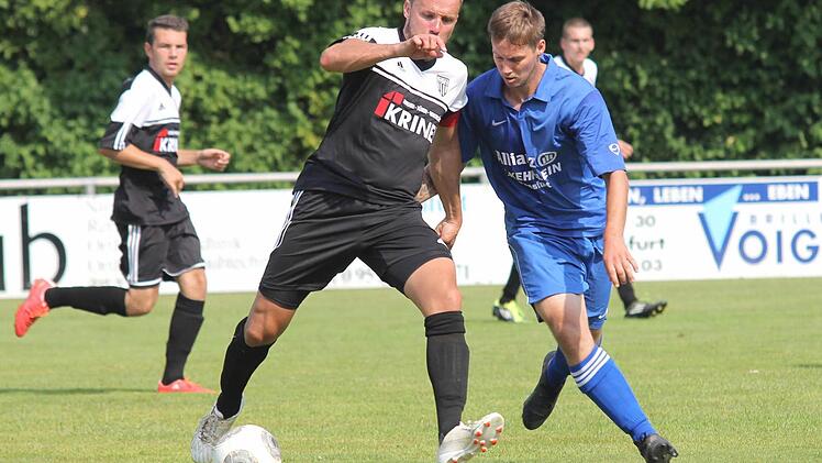 Zweikampf zwischen Sands Thorsten Schlereth (links) und Matthias Strätz, Spielertrainer beim TSV Knetzgau