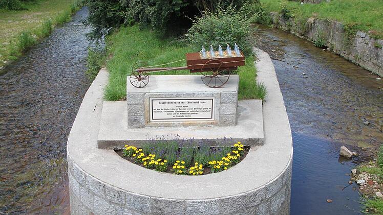 Ein nachgebautes Exemplar des "Sauerbrönnskärrnje" hat die Firma Prause auf einem Sockel in der Sinn aufgestellt. Foto: Ulrike Müller