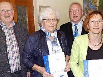 Anni Meisel (Zweite von links) und Renate R&ouml;der wurden f&uuml;r ihre Verdienste geehrt, Vorsitzender Karl Meisel (links) und B&uuml;rgermeister Harald H&uuml;bner gratulierten.  Foto: Horst Wunner