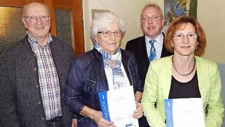 Anni Meisel (Zweite von links) und Renate R&ouml;der wurden f&uuml;r ihre Verdienste geehrt, Vorsitzender Karl Meisel (links) und B&uuml;rgermeister Harald H&uuml;bner gratulierten.  Foto: Horst Wunner