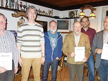 Ehrungen anlässlich der TSG-Hauptversammlung (von links): Udo Angermüller, Robert Krauß, Anton Zelger, Alfred Stegner, Markus Bischoff und Udo Samjeske  Foto: Doris Weidner