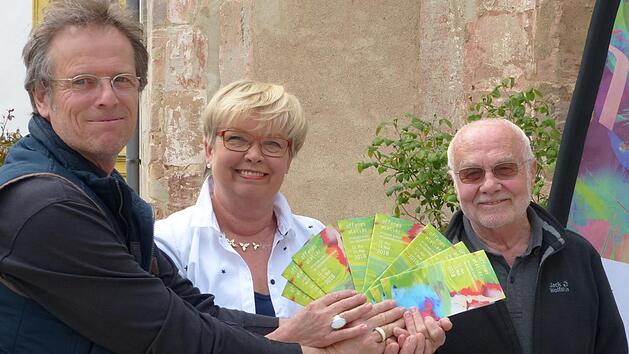 Wolfram von Bieren (vonlinks), Milada Weber und Erich Müller präsentieren die  Informationsbroschüre  zur Aktion der Künstler aus Stadt und Landkreis.Pauline Lindner