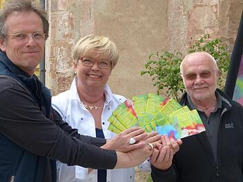 Wolfram von Bieren (vonlinks), Milada Weber und Erich Müller präsentieren die  Informationsbroschüre  zur Aktion der Künstler aus Stadt und Landkreis.Pauline Lindner