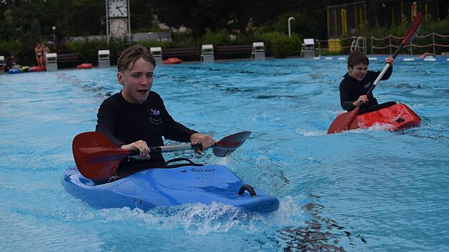 Paddeln im Becken.  Foto: Daniela Pondelicek