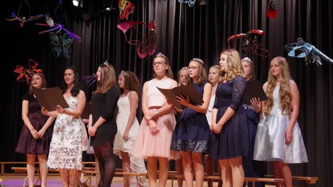 Die ehemalige Chorklasse (Jahrgang 2012 - 2014) bezauberte mit einem Prinzessinnen-Liedermedley von Walt Disney. Foto: Heike Sch&uuml;lein
