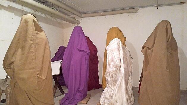 Die verh&uuml;llten Krippenfiguren im Keller des Gartenamtes Foto: Gartenamtt