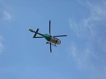 Am Donnerstag und Freitag suchen Einsatzkr&auml;fte nach einer &auml;lteren Frau in Unterfranken. Eine Zeugin soll sie in einem Waldst&uuml;ck gesehen haben. Symbolfoto: NEWS5 / Grundmann