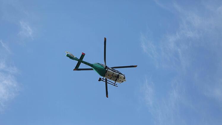 Am Donnerstag und Freitag suchen Einsatzkr&auml;fte nach einer &auml;lteren Frau in Unterfranken. Eine Zeugin soll sie in einem Waldst&uuml;ck gesehen haben. Symbolfoto: NEWS5 / Grundmann