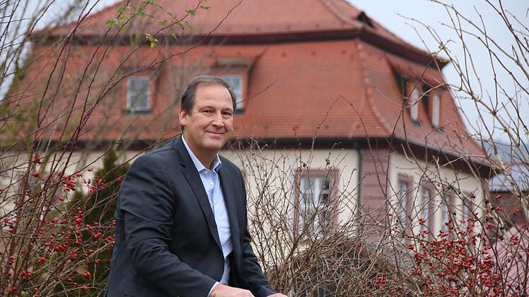 Volker Partsch vor dem Rathaus Elfershausen. Fotos: Hilmar Ruppert