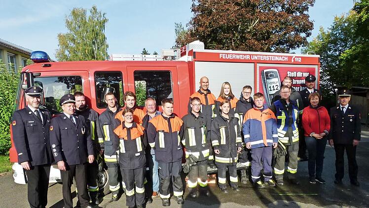 Die Wehren aus Kauerndorf und Untersteinach legten zum zweiten Mal gemeinsam das Leistungsabzeichen Wasser ab. Unser Bild zeigt die erfolgreichen Feuerwehrler mit (von links) Yves Wächter, Michael Hain, Volker Schmiechen (siebter von links) sowie (von rechts) Horst Tempel und Anita Sack.