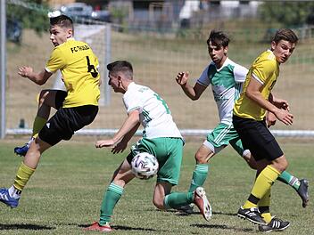 Nils Tong (am Ball) und Maximilian Spahn vom SV Riedenberg bringen in dieser Szene die Thulbaer Abwehr mit Fabian Knüttel (links) und Philipp Rüger in Bedrängnis. Foto: Sebastian Schmitt