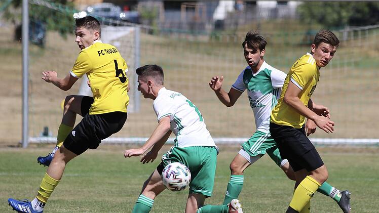 Nils Tong (am Ball) und Maximilian Spahn vom SV Riedenberg bringen in dieser Szene die Thulbaer Abwehr mit Fabian Knüttel (links) und Philipp Rüger in Bedrängnis. Foto: Sebastian Schmitt