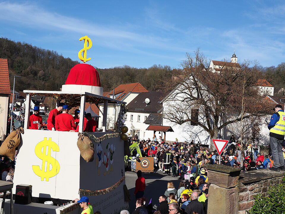 Buntes Faschingstreiben lockte tausende Besucher an.