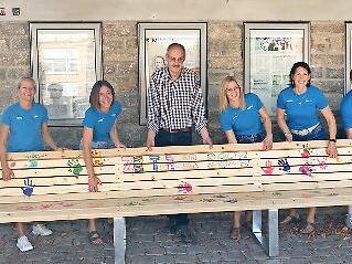Die Betreuer des Zeltlagers zusammen mit Fridolin Zehner bei der Übergabe der neuen Sitzbank