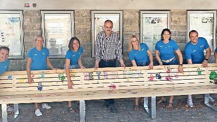Die Betreuer des Zeltlagers zusammen mit Fridolin Zehner bei der Übergabe der neuen Sitzbank