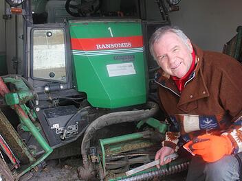 Alfred Stumpf wurde zum Ehrenmitglied des SC Motten ernannt. Seine Fähigkeiten hat der Mottener in allen Bereichen des Vereins eingebracht, unter anderem beim Mähen des Sportplatzes. Fotos: Birgit Will