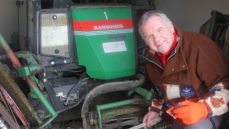 Alfred Stumpf wurde zum Ehrenmitglied des SC Motten ernannt. Seine Fähigkeiten hat der Mottener in allen Bereichen des Vereins eingebracht, unter anderem beim Mähen des Sportplatzes. Fotos: Birgit Will