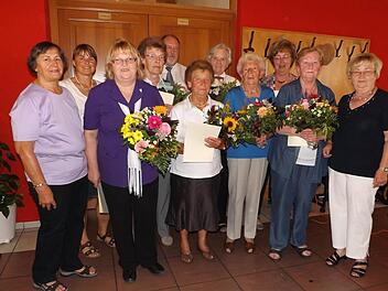 Sie wurden für jahrzehntelange Treue zum Seniorenkreis geehrt, links und rechts, die Gruppenleiterinnen Elfriede Steppert und Maria Häfner.Foto: Becht