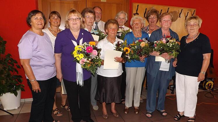 Sie wurden für jahrzehntelange Treue zum Seniorenkreis geehrt, links und rechts, die Gruppenleiterinnen Elfriede Steppert und Maria Häfner.Foto: Becht