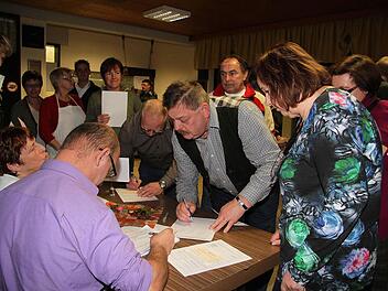 Die Scheine waren begehrt: Nach dem Start zeichneten 99 Mitglieder der RugenDorfLaden-Genossenschaft ihre Anteile. Fotos: Sonja Adam