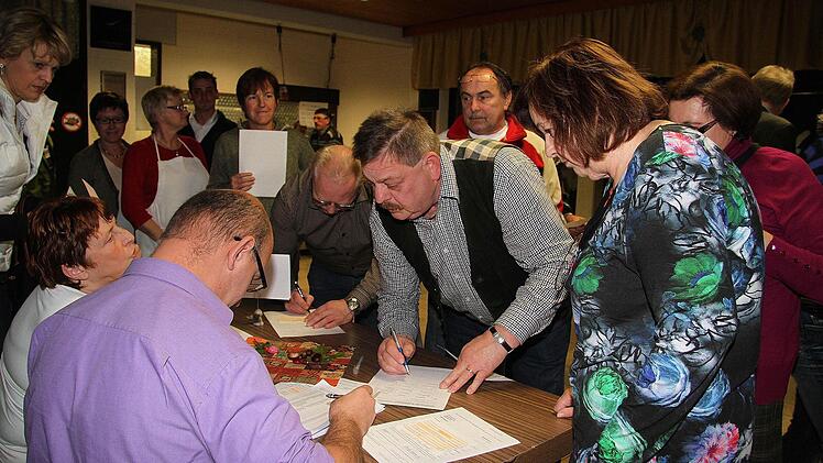 Die Scheine waren begehrt: Nach dem Start zeichneten 99 Mitglieder der RugenDorfLaden-Genossenschaft ihre Anteile. Fotos: Sonja Adam