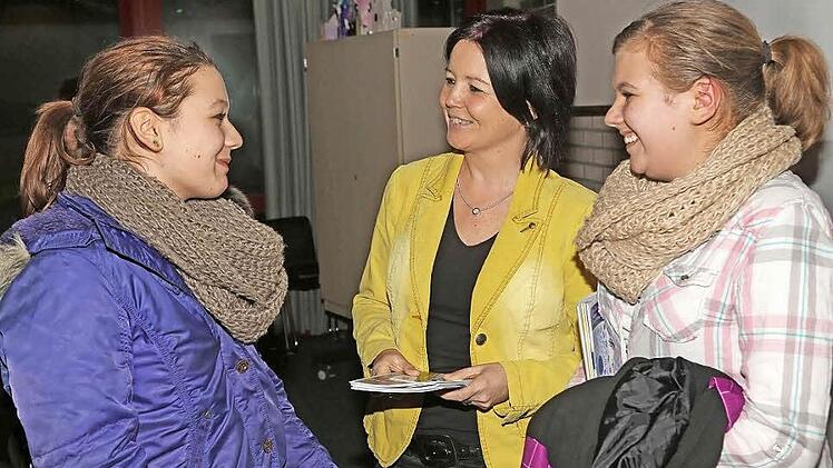 Sie kennen die Problematik der modernen Medien, die beiden Schülerinnen Vanessa Pöhner und Annalena Jakob im Gespräch mit ihrer Lehrerin Silke Fischer (Mitte). Fotos: Klaus Gagel