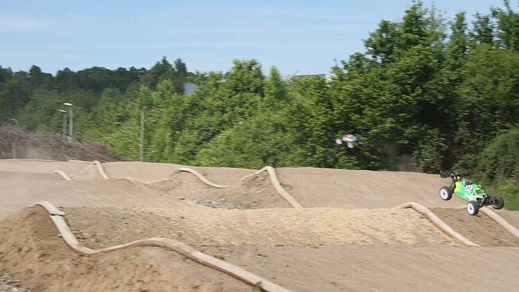 Die Piste ist so wellig, dass die Autos fliegen lernten
