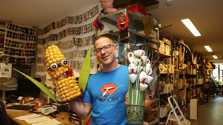 Jochen Mischner, Chef-Requisiteur am E.T.A.-Hoffmann-Theater, mit bebrilltem Mais und lachendem Reis aus "Flowerpower" Fotos: Barbara Herbst