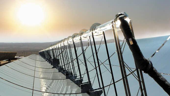 Die Sonne scheint über einem Parabolspiegel mit Solarreceivern Foto: Schott/dpa