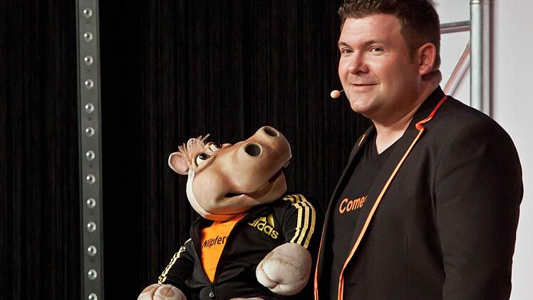 Sebastian Reich und Nilpferddame Amanda im Coburger KongresshausFoto: Jochen Berger