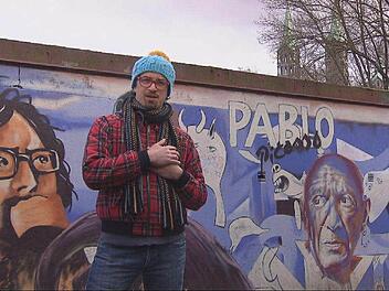 Eine Aufnahme aus der Dokumentation "Volxmusik in Bamberg": David Saam als Erfinder des Antistadls, Akkordeon-Spieler und Motor der hiesigen Bewegung, die die satirische Antwort auf alles gibt, was tümelt.   Screenshot: BR