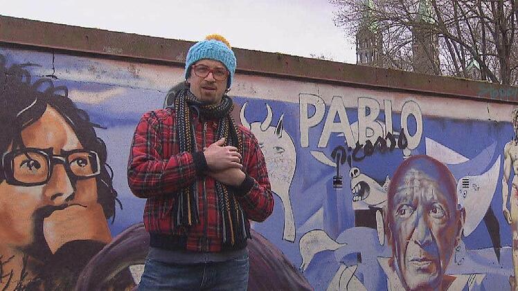 Eine Aufnahme aus der Dokumentation "Volxmusik in Bamberg": David Saam als Erfinder des Antistadls, Akkordeon-Spieler und Motor der hiesigen Bewegung, die die satirische Antwort auf alles gibt, was tümelt.   Screenshot: BR
